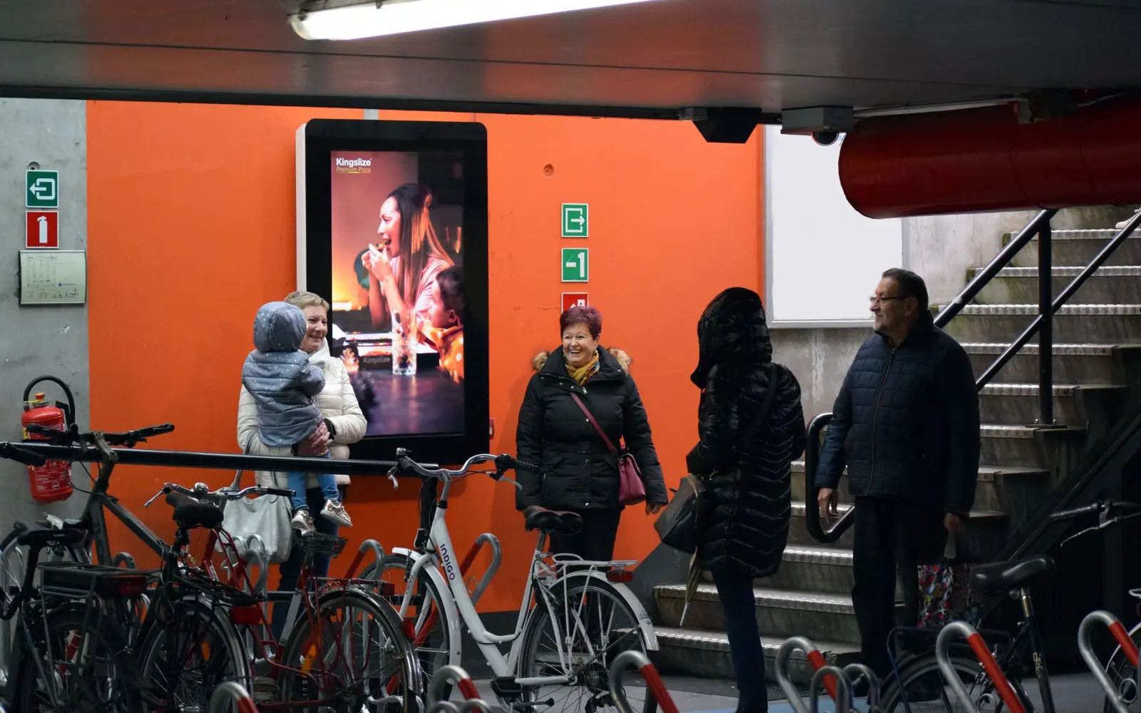 Digitaal out-of-homescherm in een drukbezochte stedelijke omgeving