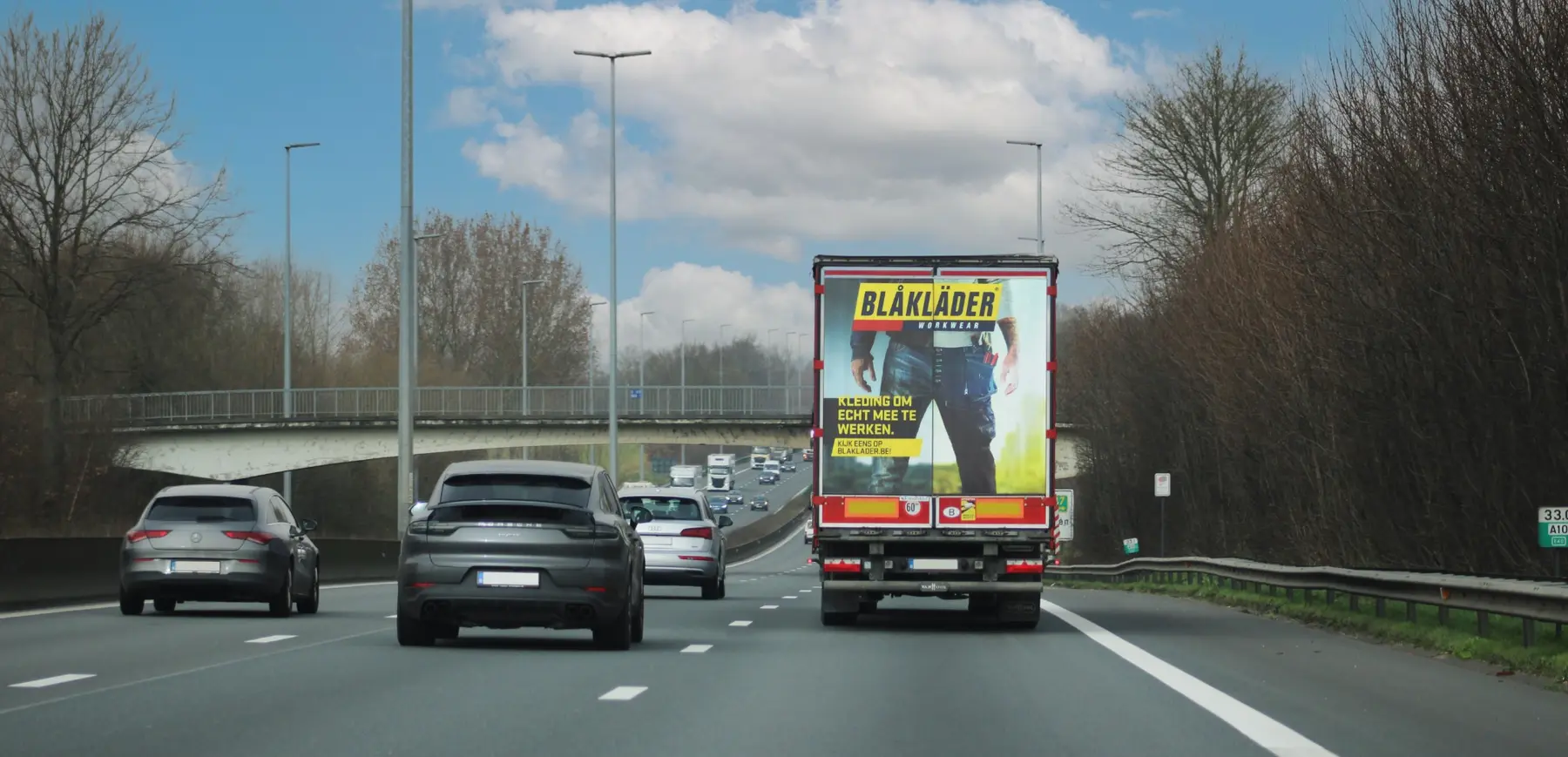 Blåkläder Truckvertising-campagne op een Belgische autosnelweg