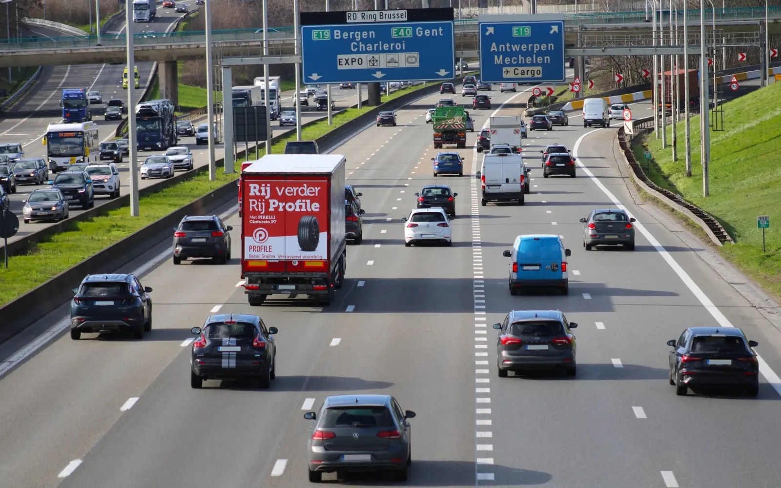 Truckvertising-campagne onderweg op een Belgische autosnelweg